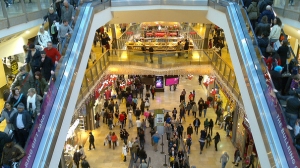 holiday_mall_crowd